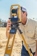 Тахеометр Topcon GM-105 на штативе