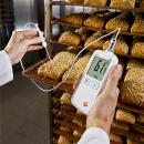 Измерение температуры хлеба с помощью термометра testo 108