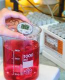 Измерение температуры жидкости с помощью мини-термометра Testo